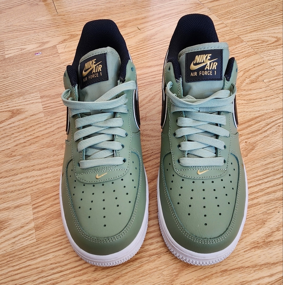 Nike Air Force 1 oil green metallic swish